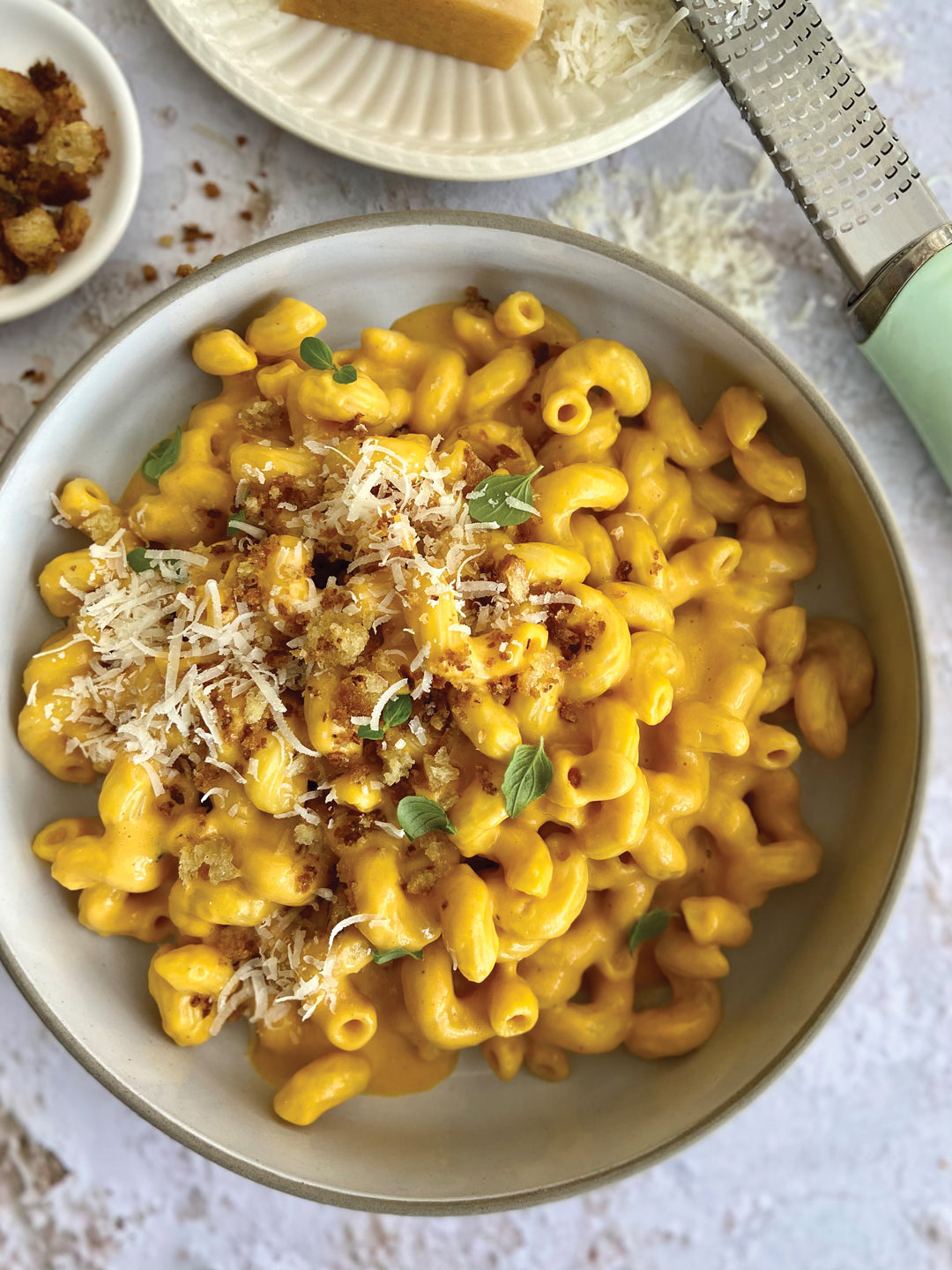 Mac ‘n’ cheese with vegan cheese sauce – Iris Importing